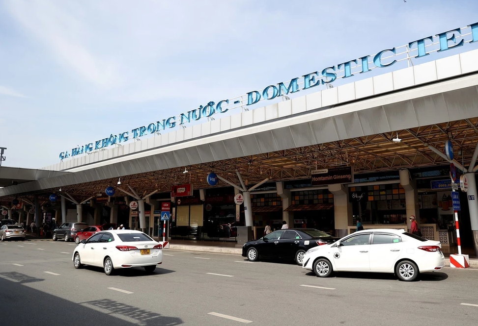 Dịch vụ xe đưa đón sân bay Tân Sơn Nhất đón khách sau 5 phút